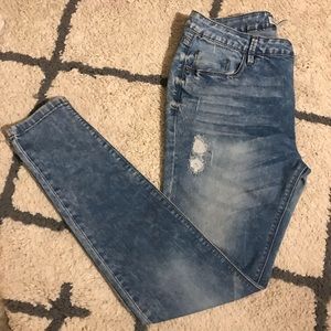 🎁F21 ankle length skinny jeans w/ distress detail